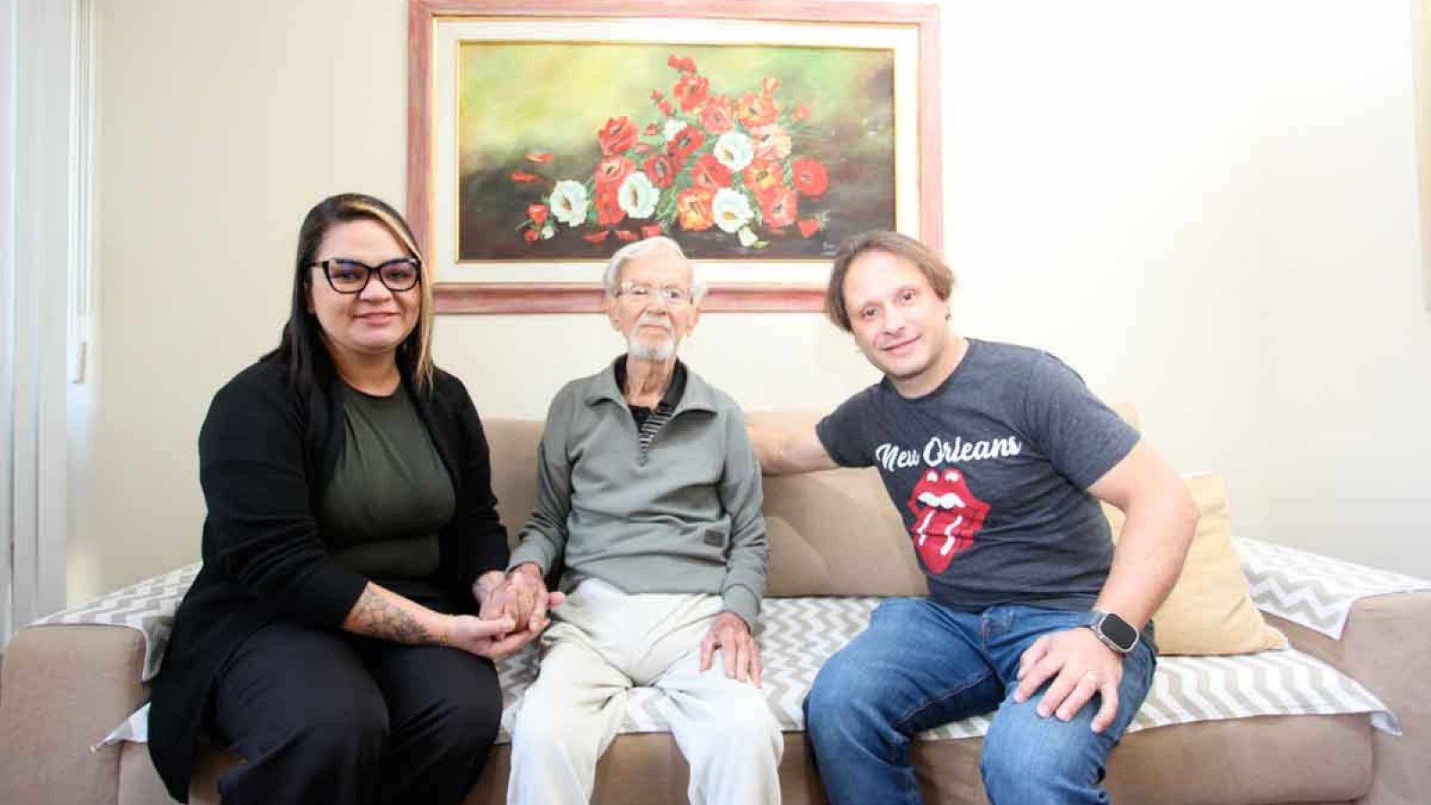 A cuidadora Nayara Ferraz  com &Aacute;lvaro Campello, de 102 anos, e o filho dele, Roger Campello: suporte profissional  com apoio emocional