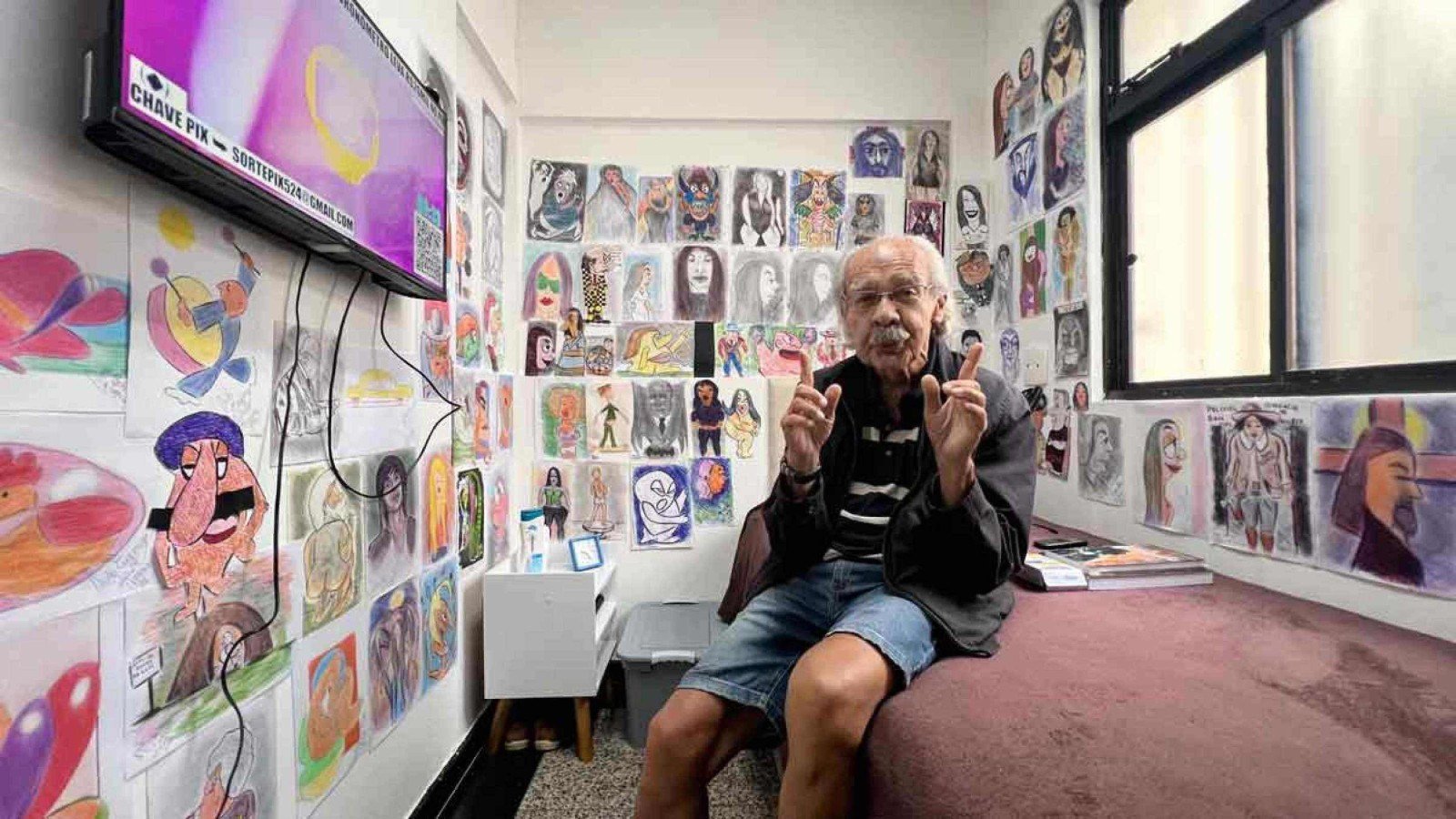 Jo&atilde;o Eug&ecirc;nio Pires de Moraes, de 87 anos, no quarto com sua arte: op&ccedil;&atilde;o espont&acirc;nea pela casa especializada 
