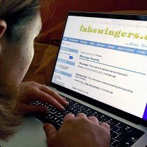50 mulheres denunciam sexo forçado com estranhos em site de swing - BBC