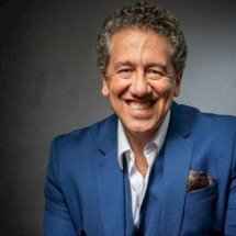 Altemar Dutra Jr. revive clássicos de Frank Sinatra em concerto - Marcelo Macaue