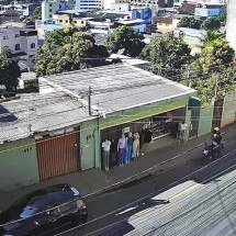 Vídeo: barbeiro é perseguido e morto a tiros em Minas - Reprodução/Câmeras de segurança