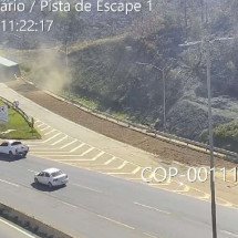 Carreta perde o controle no Anel Rodoviário e usa área de escape 