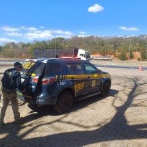 Dois homens são presos por saquear carga de carreta tombada na BR-251 - PRF/Reprodução