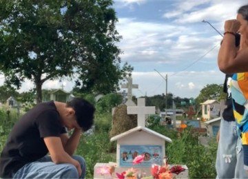 Thales Geovanne celebra aprova&ccedil;&atilde;o na OAB com sua fam&iacute;lia, prestando emocionante homenagem &agrave; m&atilde;e e av&oacute; no cemit&eacute;rio -  (crédito: TikTok / reprodu&ccedil;&atilde;o)