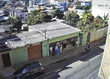 Imagens de câmeras de segurança registraram o momento em que o barbeiro é perseguido e tenta se abrigar em um comércio, onde foi morto a tiros -  (crédito: Reprodução/Câmeras de segurança)