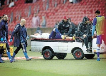 Atacante Gabriel Pec, do Cruzeiro, deixa o gramado do Beira-Rio no carrinho-maca com expressão de dor -  (crédito: Lucas Bubols/Cruzeiro)