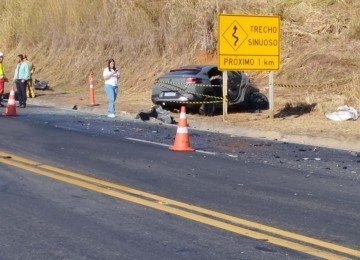 Carro Citroen é atingido por caminhão que transitava na contramão -  (crédito: Wilson Martins/Diário de Caratinga)