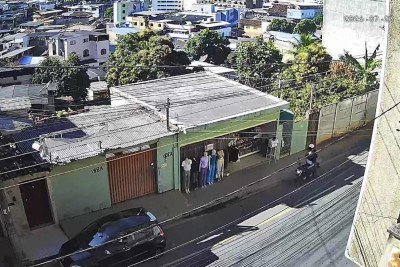 Imagens de câmeras de segurança registraram o momento em que o barbeiro é perseguido e tenta se abrigar em um comércio, onde foi morto a tiros -  (crédito: Reprodução/Câmeras de segurança)
