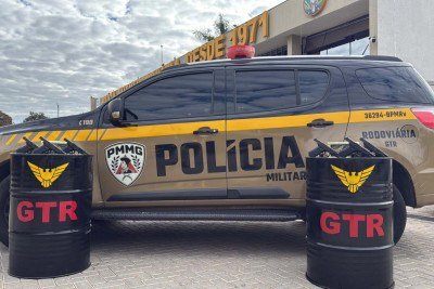 As seis pistolas Glock 9mm apreendidas com a passageira do ônibus  -  (crédito: PMRv/Divulgação )
