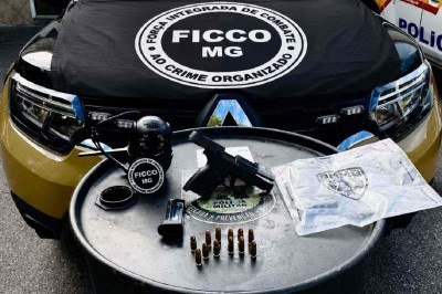 Durante a a&ccedil;&atilde;o, foram apreendidos uma pistola calibre 9 mm, muni&ccedil;&otilde;es, um aparelho celular, um notebook e uma c&acirc;mera -  (crédito: Pol&iacute;cia Federal/Divulga&ccedil;&atilde;o)