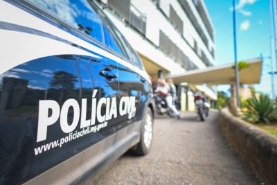 Viatura da Polícia Civil (PCMG) no DHPP -  (crédito: Leandro Couri/EM/DA Press)