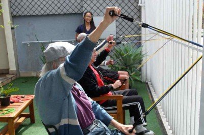 Residentes de lar de idosos fazem exercícios com orientação profissional: instituições são opção, especialmente em casos de maior dependência  -  (crédito: Edésio Ferreira/EM/D.A Press)