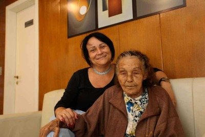 Ana Paula Passagli, DA Rede S&ecirc;nior, com a h&oacute;spede Matilde Siqueira: procura em crescimento constante   -  (crédito: Ed&eacute;sio Ferreira/EM/D.A Press)