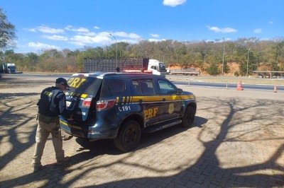 Homens saquearam carreta tombada e acabaram presos no Norte de MG -  (crédito: PRF/Reprodução)