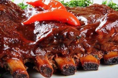 A costelinha com molho de goiaba é receita da avó da chef Carmelita Chaves  -  (crédito: Abóbora Bistrô/Divulgação)