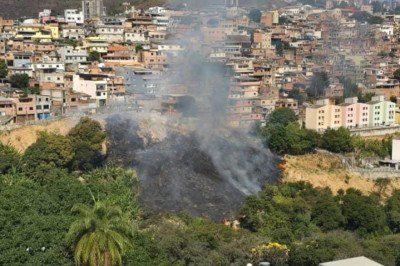 Incêndio atinge vegetação no Bairro Santo Antônio, em BH -  (crédito: CBMMG)