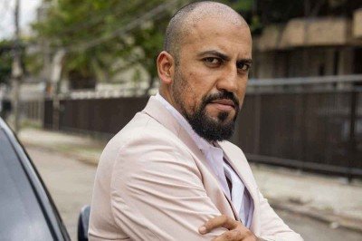 Ricardo Teodoro raspou cabelos para viver Walter em "'ogada de risco'  -  (crédito: Globoplay/divulga&ccedil;&atilde;o)