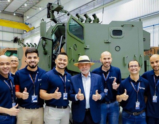 Lula durante visita às unidades industriais da Avibras Aeroco, em Jacareí (SP), nesta sexta-feira (24/7) -  (crédito: Ricardo Stuckert /PR)