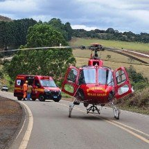 MG: homem capota carro e é socorrido de helicóptero