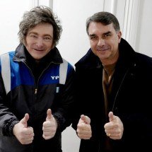 'Lixo careca': diz Milei sobre Moraes em evento de Flávio Bolsonaro - Foto: @OPRArgentina