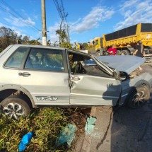 Mulher fica com a perna presa às ferragens ao bater Uno em caminhão - Corpo de Bombeiros/Reprodução