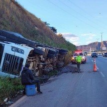 Após mais de 15 horas, carreta segue tombada no Anel Rodoviário
