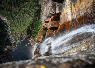 Cachoeira do Tabuleiro volta a ter o poço principal interditado por decisão judicial, diante de riscos geológicos e da necessidade de reforço nas medidas de segurança previstas em acordo firmado com o Ministério Público -  (crédito: Leandro Couri/EM/D.A.Press)