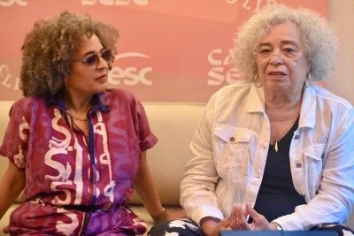 'Vivemos um momento em que bilionários e trilionários exploram a terra e parecem se importar apenas em acumular cada vez mais riqueza', diz Angela Davis (à dir.) -  (crédito: Hélio Melo/Sesc/Divulgação)