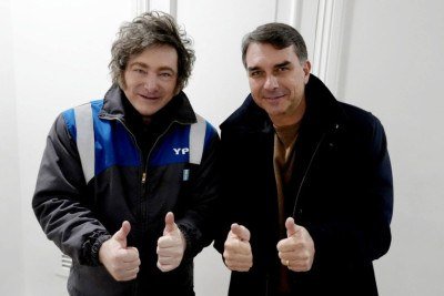 Sem alianças partidárias, Flávio chega à convenção do PL com Javier Milei -  (crédito: Foto: @OPRArgentina)