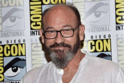 Russell se consolidou em Hollywood como diretor, roteirista e produtor, com destaque em gêneros como ação e terror -  (crédito: CHRIS DELMAS/AFP)