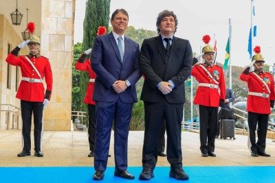 O presidente da Argentina, Javier Milei, e o governador de São Paulo, Tarcísio de Freitas, durante recepção no Palácio dos Bandeirantes, marcada pela entrega da Ordem do Ipiranga e pela presença de lideranças políticas brasileiras -  (crédito: Miguel Schincariol/ AFP)