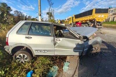 Batida entre Uno e caminhão deixa motorista presa às ferragens na Grande BH -  (crédito: Corpo de Bombeiros/Reprodução)