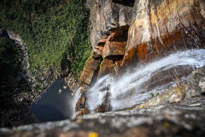 Cachoeira do Tabuleiro volta a ter o poço principal interditado por decisão judicial, diante de riscos geológicos e da necessidade de reforço nas medidas de segurança previstas em acordo firmado com o Ministério Público -  (crédito: Leandro Couri/EM/D.A.Press)