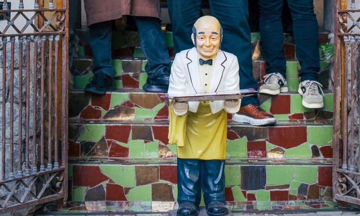 At&eacute; o boneco da decora&ccedil;&atilde;o do Birosca virou alvo de furto e ficou sem &oacute;culos