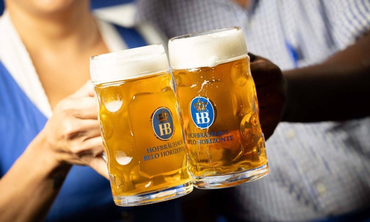 As canecas de chope da cervejaria Hofbr&auml;uhaus est&atilde;o dispon&iacute;veis para venda na loja de souvenir, mas, mesmo assim, s&atilde;o subtra&iacute;das