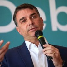 Por que Flávio resiste, apesar das crises? Especialista responde