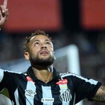 Deixem a vida privada de Neymar em paz - Neymar comemora gol contra o Deportivo Recoleta, em Pedro Juan Caballero, no Paraguai, pela Copa Sul-Americana