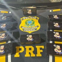 Casal é preso por transportar 10 kg de cocaína com adesivo do Popeye
