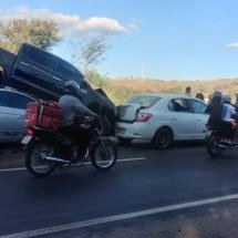 Acidente envolvendo cinco veículos deixa duas pessoas feridas na Grande BH
