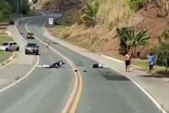 Motociclista e garupa morrem ao atropelar agente da PRF em Minas