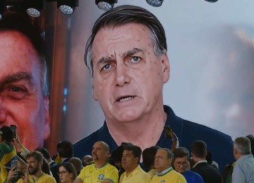 Avatar criado por inteligência artificial simulou Jair Bolsonaro durante evento do PL e transmitiu mensagem de apoio ao filho Flávio na disputa presidencial
 -  (crédito: PL/YouTube/Reprodução)