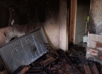 Militares encontraram a mulher inconsciente caída no quarto, entre a cama e uma janela -  (crédito: Reprodução/CBMMG)