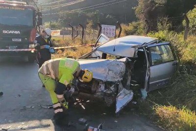 O motorista morreu no local e ficou preso às ferragens -  (crédito: Reprodução/CBMMG)