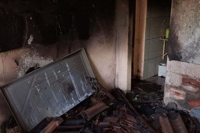 Militares encontraram a mulher inconsciente caída no quarto, entre a cama e uma janela -  (crédito: Reprodução/CBMMG)