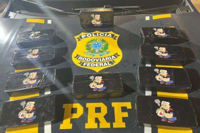 Casal foi preso por transportar dez barras de pasta base de cocaína na BR-262, na altura de Rio Casca -  (crédito: Divulgação/PRF)