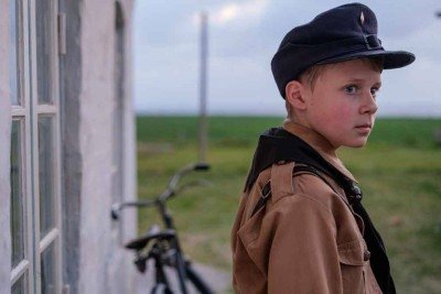 Nanning, menino de 10 anos, sai em busca de um pedaço de pão branco com manteiga
e mel para saciar a mãe doente na ilha de Amrum, no extremo norte da Alemanha -  (crédito: Warner Brothers/Gordon Timpen/Divulgação)