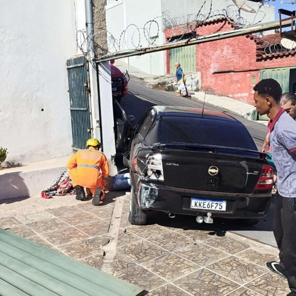 Homem esquece de puxar freio de mão, é arrastado e quebra a perna em BH