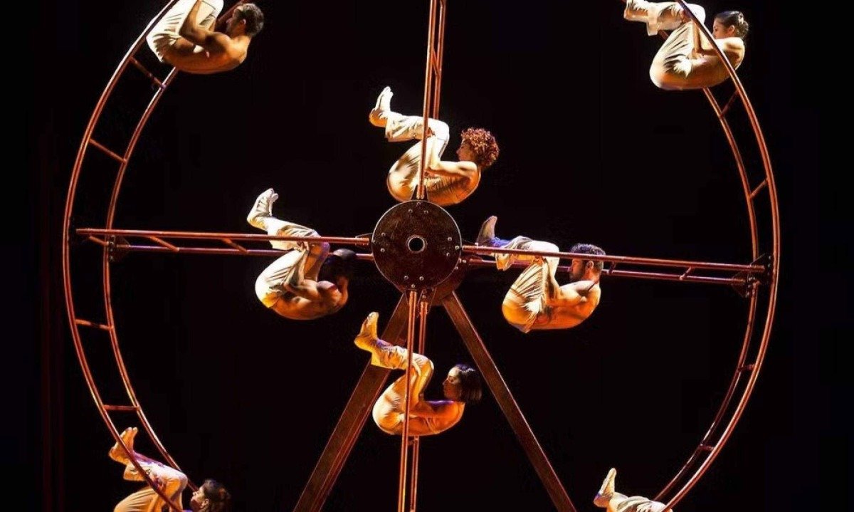 Bailarinos da Cia de Dan&ccedil;a Deborah Colker se apresentam no palco, presos a roda gigante com 5 metros de di&acirc;metro