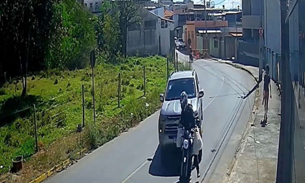 Motociclista chutou a picape antes de ser atropelado. Imagens de câmera de segurança mostram o momento da briga de trânsito -  (crédito: Redes sociais/Reprodução)