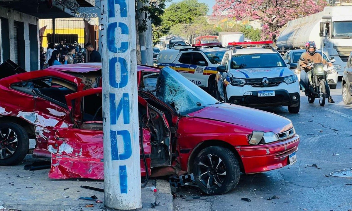 As informa&ccedil;&otilde;es iniciais apontam que o motorista do carro avan&ccedil;ou o sinal vermelho
